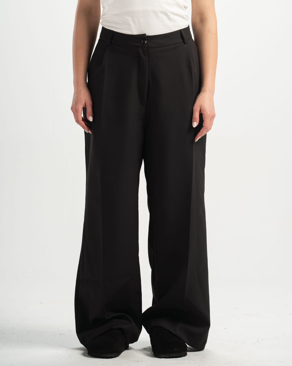 women pleated black pants